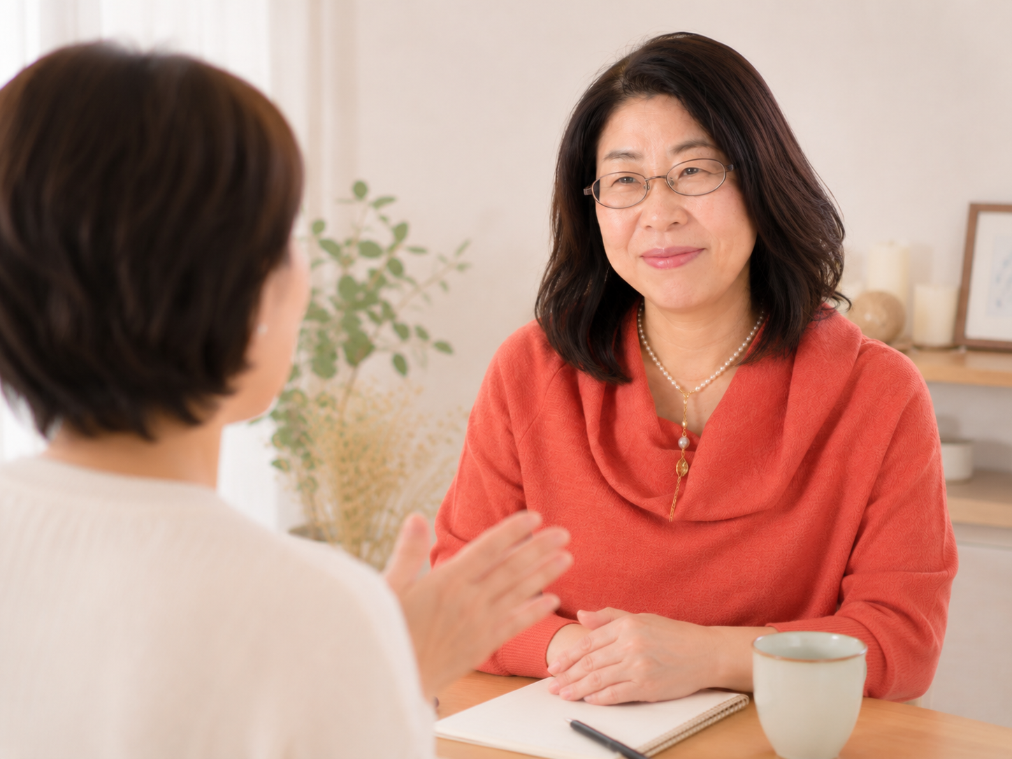 相談者の話を穏やかに聞く古橋明美